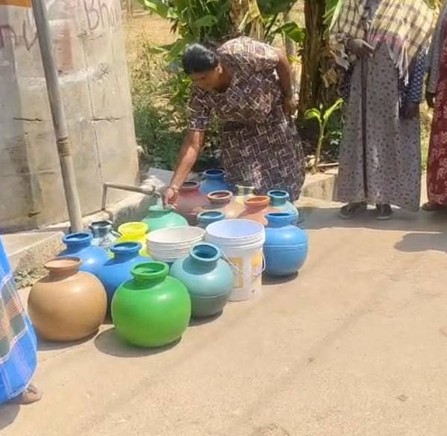 ಹರಿಹರಪುರದಲ್ಲಿ ಶುದ್ಧ ನೀರು ತುಂಬುತ್ತಿರುವ ಮಹಿಳೆಯರು