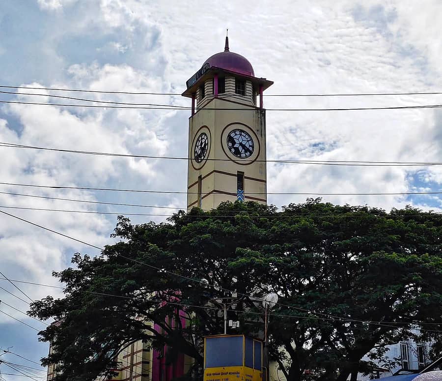 ಧಾರವಾಡದಲ್ಲಿರುವ ‘ದಿ ಕರ್ನಾಟಕ ಸೆಂಟ್ರಲ್ ಕೋ–ಆಪರೇಟಿವ್ (ಧಾರವಾಡ)‘ ಬ್ಯಾಂಕ್ ಕಟ್ಟಡ