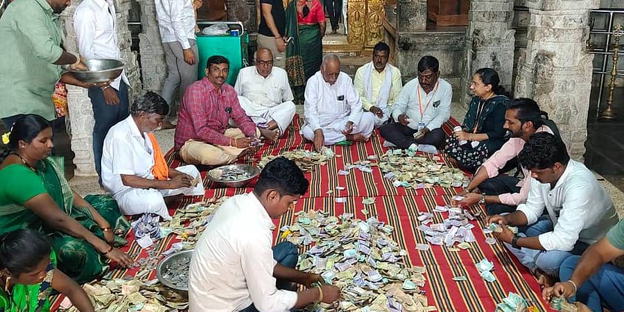 ಹೊಳಲ್ಕೆರೆ ತಾಲ್ಲೂಕಿನ ಹೊರಕೆರೆ ದೇವರಪುರದಲ್ಲಿ ಮಂಗಳವಾರ ತಹಶೀಲ್ದಾರ್ ವಿಜಯಕುಮಾರ ನೇತೃತ್ವದಲ್ಲಿ ಲಕ್ಮೀನರಸಿಂಹ ಸ್ವಾಮಿ ದೇವಾಲಯದ ಹುಂಡಿ ಎಣಿಕೆ ಕಾರ್ಯ ನಡೆಯಿತು‌