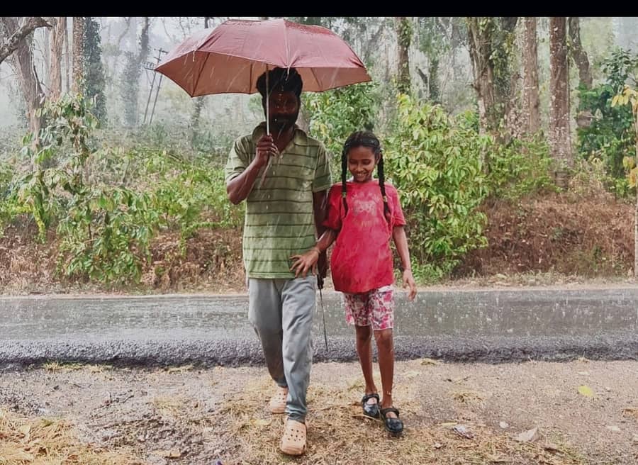 ಆಲ್ದೂರಿನಲ್ಲಿ ಮಂಗಳವಾರ ಸುರಿದ ಮಳೆಯಲ್ಲಿ ಕೊಡೆ ಹಿಡಿದು ಸಾಗಿದ ಜನ