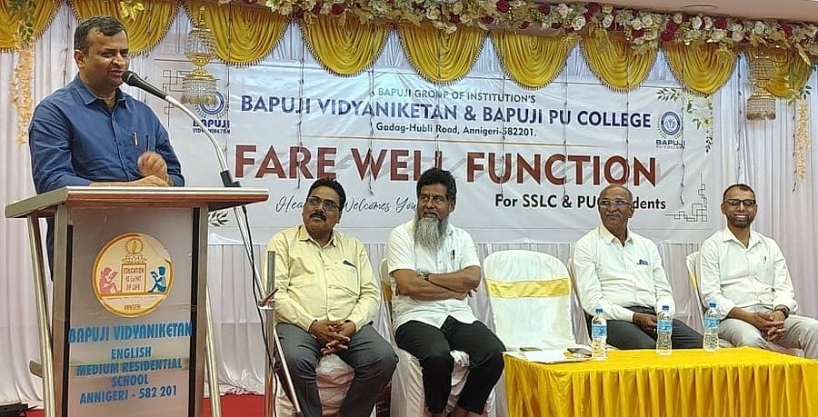 ಅಣ್ಣಿಗೇರಿಯ ಬಾಪೂಜಿ ಶಿಕ್ಷಣ ಸಂಸ್ಥೆಯಲ್ಲಿ ಆಯೋಜಿಸಿದ್ದ ಎಸ್ಎಸ್ಎಲ್ಸಿ ಹಾಗೂ ಪಿಯುಸಿ ವಿದ್ಯಾರ್ಥಿಗಳ ಬಿಳ್ಕೋಡುವ ಸಮಾರಂಭದಲ್ಲಿ ಹು-ಧಾ ನಗರಾಭಿವೃದ್ದಿ ಪ್ರಾಧಿಕಾರದ ಅಧ್ಯಕ್ಷ ಶಾಕೀರ ಸನದಿ ಮಾತನಾಡಿದರು