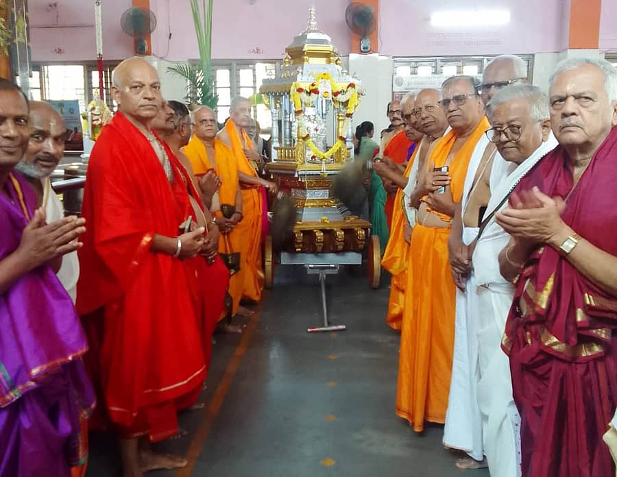 ವಿಜಯಪುರದ ನಂಜನಗೂಡು ಶ್ರೀ ರಾಘವೇಂದ್ರ ಸ್ವಾಮಿಗಳ ಮಠದಲ್ಲಿ ರಾಯರ 431ನೇ ವರ್ಧಂತಿ ಉತ್ಸವದ ಅಂಗವಾಗಿ ಮಂಗಳವಾರ ರಥೋತ್ಸವ ಜರುಗಿತು.