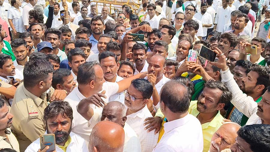 <div class="paragraphs"><p>ಕೊಪ್ಪಳ ಬಂದ್‌ನಲ್ಲಿ ಭಾಗಿಯಾಗಿದ್ದ ಶಾಸಕ ರಾಘವೇಂದ್ರ ಹಿಟ್ನಾಳಗೆ ತೀವ್ರ ತರಾಟೆ</p></div>