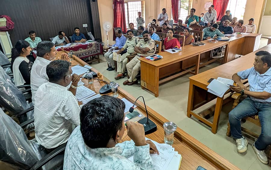 ಸಕಲೇಶಪುರದಲ್ಲಿ ಶಾಸಕ ಸಿಮೆಂಟ್ ಮಂಜು ಅಧ್ಯಕ್ಷತೆಯಲ್ಲಿ ಮಂಗಳವಾರ ತಾಲ್ಲೂಕು ಮಟ್ಟದ ಅಧಿಕಾರಿಗಳ ಪ್ರಗತಿ ಪರಿಶೀಲನಾ ಸಭೆ ನಡೆಯಿತು