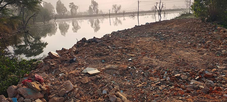 ಕೆಜಿಎಫ್‌ ತಾಲ್ಲೂಕು ಬೇತಮಂಗಲ ಹೊರವಲಯದಲ್ಲಿರುವ ಗೋಷನ ಕೆರೆಯಲ್ಲಿ ಅಕ್ರಮವಾಗಿ ರಸ್ತೆ ನಿರ್ಮಾಣ ಮಾಡಿರುವುದು.