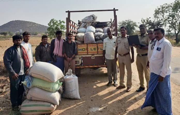 ಬಳ್ಳಾರಿ ಗ್ರಾಮಾಂತರ ತಾಲ್ಲೂಕಿನ ಮೋಕ ಪೊಲೀಸ್ ಠಾಣಾ ವ್ಯಾಪ್ತಿಯಲ್ಲಿ ಅಕ್ರಮ ಪಡಿತರ ಅಕ್ಕಿ ಸಾಗಾಣೆ ಮಾಡುತ್ತಿದ್ದ ವಾಹನವನ್ನು ಪೊಲೀಸರು ವಶಪಡಿಸಿಕೊಂಡರು