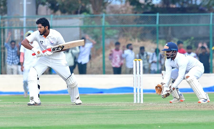 <div class="paragraphs"><p> ಜಮ್ಮು ಮತ್ತು ಕಾಶ್ಮೀರ ತಂಡದ ಶುಭಂ ಪುಂದೀರ ಅವರ ಬ್ಯಾಟಿಂಗ್ ವೈಖರಿ -ಪ್ರಜಾವಾಣಿ ಚಿತ್ರ/ ಗೋವಿಂದರಾಜ ಜವಳಿ</p></div>