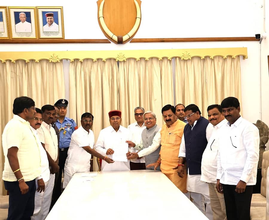 <div class="paragraphs"><p>ಸಂಸದ ಗೋವಿಂದ ಕಾರಜೋಳ ನೇತೃತ್ವದ ಬಿಜೆಪಿ ನಿಯೋಗ ರಾಜ್ಯಪಾಲ ಥಾವರಚಂದ್ ಗೆಹಲೋತ್ ಅವರಿಗೆ ಮನವಿ ಸಲ್ಲಿಸಿತು.</p></div>