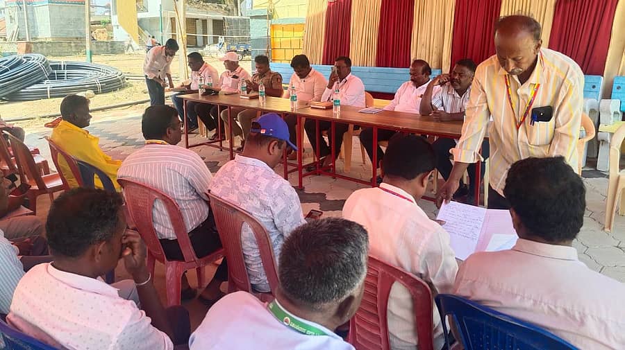 ಗೋಣಿತುಮಕೂರಿನ ಅರಸಮ್ಮದೇವಿ ದೇವಾಲಯದಲ್ಲಿ ತಾಲ್ಲೂಕು ಆಡಳಿತ, ಸಮಾಜ ಕಲ್ಯಾಣ ಇಲಾಖೆ ಮತ್ತು ಪೊಲೀಸ್ ಇಲಾಖೆಯಿಂದ ಸಮುದಾಯಗಳ ಮುಖಂಡರೊಂದಿಗೆ ಸಭೆ ನಡೆಸಿದರು