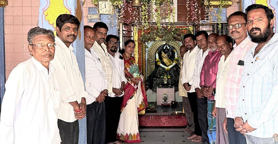 ಶಾಸಕ ಡಾ.ಚಂದ್ರು ಲಮಾಣಿ ಅವರು ಆರೋಪಮುಕ್ತರಾಗಲಿ ಎಂದು ಹಾರೈಸಿ ಬಿಜೆಪಿ ಕಾರ್ಯಕರ್ತರು ಮುಂಡರಗಿ ಪಟ್ಟಣದ ಬನಶಂಕರಿದೇವಿಗೆ ವಿಶೇಷ ಪೂಜೆ ಸಲ್ಲಿಸಿದರು