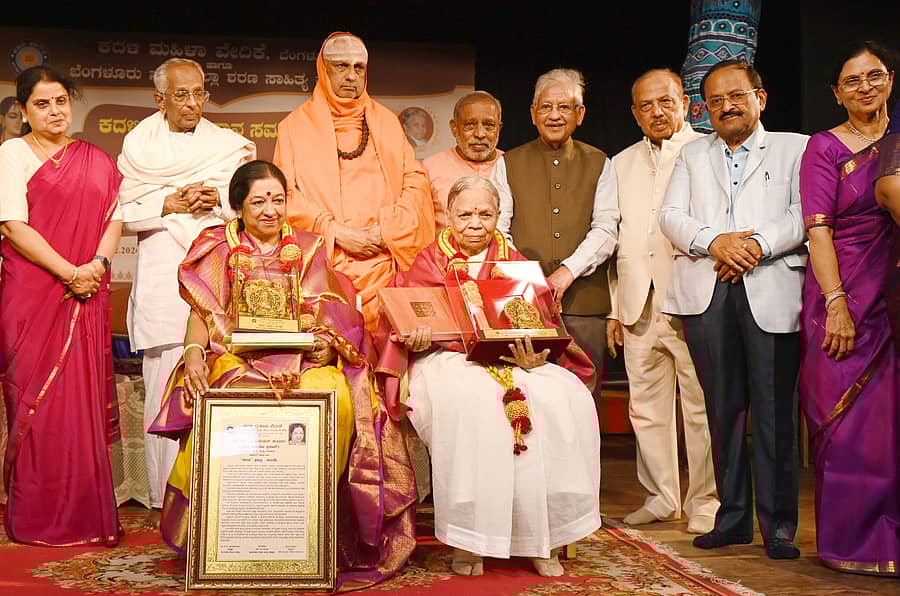 <div class="paragraphs"><p>ನಗರದ ನಯನ ಸಭಾಂಗಣದಲ್ಲಿ ಮಂಗಳವಾರ ಕದಳಿ ಮಹಿಳಾ ವೇದಿಕೆ, ನಗರ ಜಿಲ್ಲಾ ಶರಣ ಸಾಹಿತ್ಯ ಪರಿಷತ್ತು ಆಯೋಜಿಸಿದ್ದ ಕದಳಿ ಪ್ರಶಸ್ತಿ ಪ್ರದಾನ ಕಾರ್ಯಕ್ರಮದಲ್ಲಿ ಗೀತಾ ಮಹದೇವ ಪ್ರಸಾದ್ ಅವರಿಗೆ ಪ್ರಶಸ್ತಿ ನೀಡಿ ಗೌರವಿಸಲಾಯಿತು. </p></div>