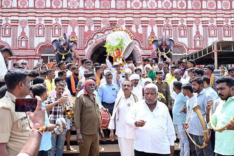ಮಾರಿಕಾಂಬಾ ರಥದ ಕಲಶ ಪ್ರತಿಷ್ಠೆ ಕಾರ್ಯ