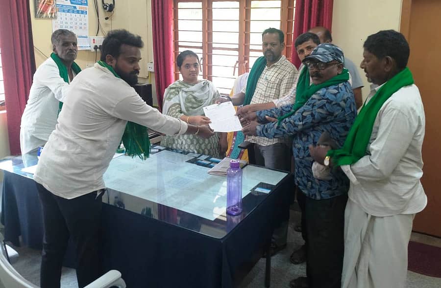 ರೈತ ಸಂಘಟನೆ ಕಾರ್ಯಕರ್ತರು ಕೊಣನೂರು ಮಾರುಕಟ್ಟೆ ಅಧೀಕ್ಷಕಿ ಸವಿತಾರಿಗೆ ಮಂಗಳವಾರ ಮನವಿ ಸಲ್ಲಿಸಿದರು 