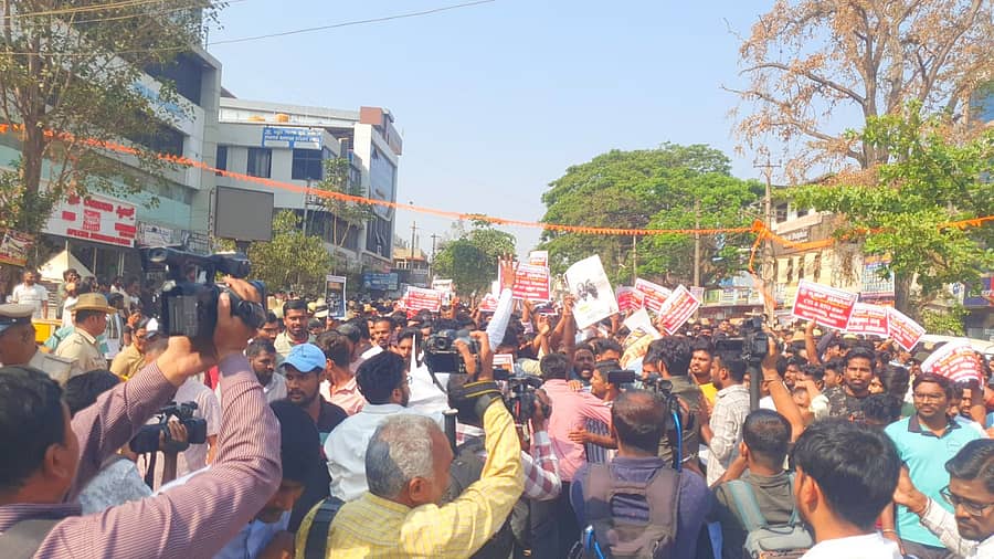 <div class="paragraphs"><p>ನೇಮಕಾತಿ ವಿಳಂಬ ಖಂಡಿಸಿ ಧಾರವಾಡದಲ್ಲಿ ವಿದ್ಯಾರ್ಥಿಗಳಿಂದ ಮತ್ತೆ ಬೃಹತ್ ಪ್ರತಿಭಟನೆ</p></div>