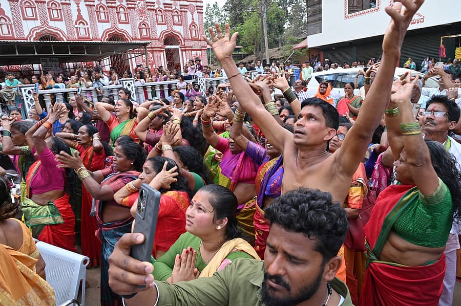 ಅಮ್ಮನ ಸನ್ನಿಧಾನದಲ್ಲಿ ಭಕ್ತಿಯ ಪರಾಕಾಷ್ಠೆ