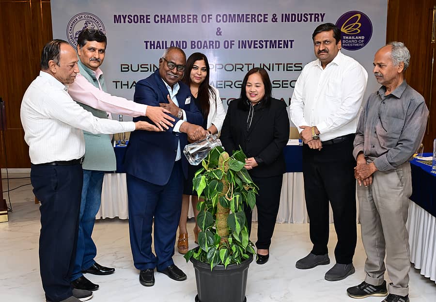ಮೈಸೂರಿನಲ್ಲಿ ಮೈಸೂರು ವಾಣಿಜ್ಯ ಮತ್ತು ಕೈಗಾರಿಕಾ ಸಂಸ್ಥೆ ಹಾಗೂ ಥೈಲ್ಯಾಂಡ್ ಸರ್ಕಾರದ ಬಿಒಐ ಸಹಯೋಗದಲ್ಲಿ ನಡೆದ ಸಂವಾದ ಸಭೆಯನ್ನು ಗಣ್ಯರು ಉದ್ಘಾಟಿಸಿದರು