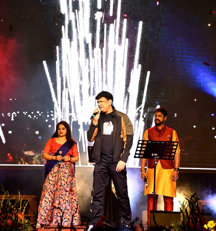 ಬೆಳಗಾವಿ ಜಿಲ್ಲಾ ಕ್ರೀಡಾಂಗಣದಲ್ಲಿ ಮಂಗಳವಾರ ನಡೆದ ‘ಕನ್ನಡ ಹಬ್ಬ’ ಕಾರ್ಯಕ್ರಮದಲ್ಲಿ ಖ್ಯಾತ ಹಿನ್ನೆಲೆ ಗಾಯಕ ವಿಜಯಪ್ರಕಾಶ್‌ ಹಾಡಿ ಜನರನ್ನು ರಂಜಿಸಿದರು