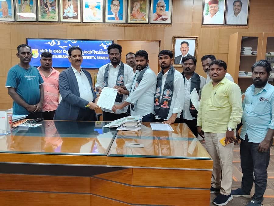 ಮಾದಿಗ ಮೀಸಲಾತಿ ಹೋರಾಟ ತಾಲ್ಲೂಕು ಸಮಿತಿಯ ಪದಾಧಿಕಾರಿಗಳು ಮಂಗಳವಾರ ಆದಿಕವಿ ಶ್ರೀ ಮಹರ್ಷಿ ವಾಲ್ಮೀಕಿ ವಿಶ್ವವಿದ್ಯಾಲಯದ ಕುಲಪತಿ ಪ್ರೊ. ಶಿವಾನಂದ ಕೆಳಗಿನಮನಿ ಅವರಿಗೆ ಮನವಿ ಪತ್ರ ಸಲ್ಲಿಸಿದರು
