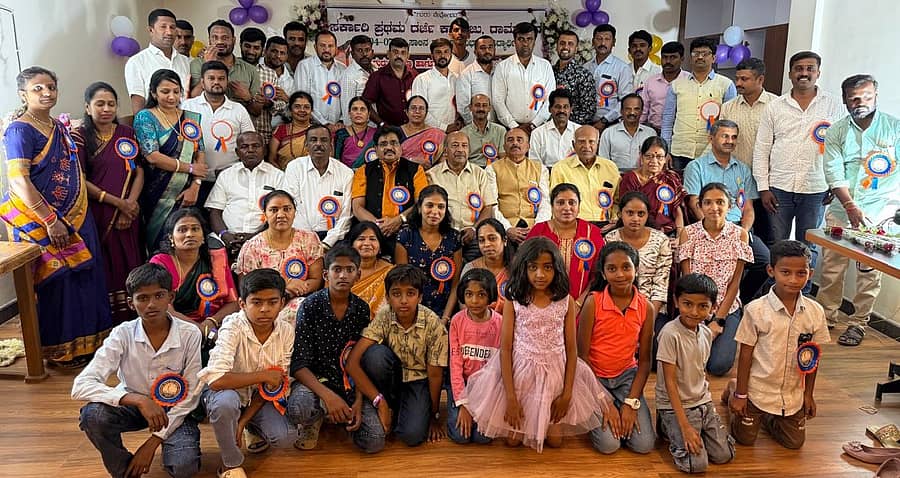 ರಾಮನಗರದ ಸರ್ಕಾರಿ ಪ್ರಥಮ ದರ್ಜೆ ಕಾಲೇಜಿನ 2004–2007ರವರೆಗಿನ ರಾಜ್ಯಶಾಸ್ತ್ರ ವಿಭಾಗದ ಪದವಿ ವಿದ್ಯಾರ್ಥಿಗಳಿಂದ ಗುರುವಂದನೆ ಹಾಗೂ ಸ್ನೇಹ ಸಮ್ಮಿಲನ ಕಾರ್ಯಕ್ರಮ ತಾಲ್ಲೂಕಿನ ಅವ್ವೇರಹಳ್ಳಿಯಲ್ಲಿರುವ ರೆಸಾರ್ಟ್‌ನಲ್ಲಿ ನಡೆಯಿತು. ಕಾಲೇಜು ಶಿಕ್ಷಣ ಇಲಾಖೆಯ ನಿವೃತ್ತ ಜಂಟಿ ನಿರ್ದೇಶಕ ಪ್ರೊ. ರಂಗಸ್ವಾಮಿ ಡಿ., ಪ್ರಾಧ್ಯಾಪಕರು ಹಾಗೂ ವಿದ್ಯಾರ್ಥಿಗಳು ಇದ್ದಾರೆ