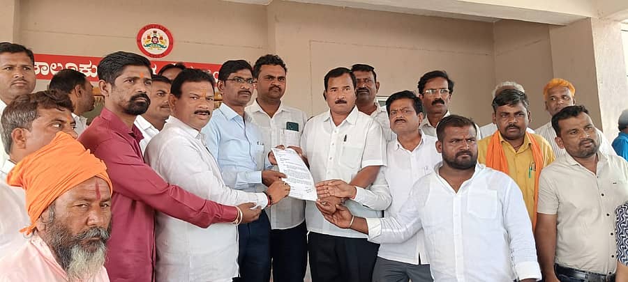 ಚಿಂಚೋಳಿಯ ತಾಲ್ಲೂಕು ಆಡಳಿತ ಸೌಧದ ಎದುರು ತಹಶೀಲ್ದಾರ್‌ ಸುಬ್ಬಣ್ಣ ಜಮಖಂಡಿ ಅವರಿಗೆ ಕರ್ನಾಟಕ ಕ್ಷತ್ರೀಯ ಮರಾಠಾ ಪರಿಷತ್ ಮುಖಂಡರು ಮನವಿ ಸಲ್ಲಿಸಿದರು