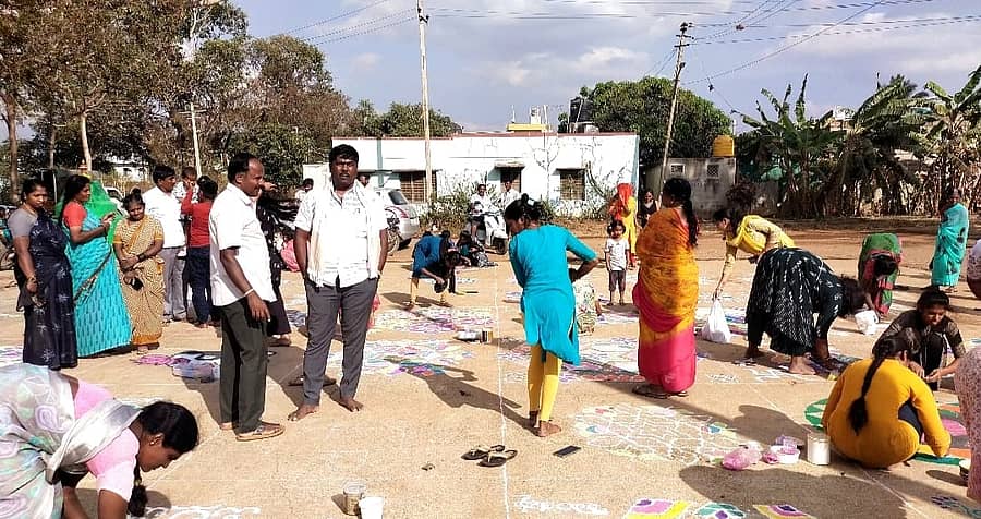 ರಂಗೋಲಿ ಸ್ಪರ್ಧೆಯಲ್ಲಿ ಭಾಗವಹಿಸಿದ ಮಹಿಳೆಯರು