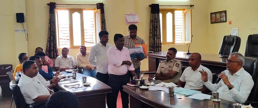 ಮಾಲೂರಿನ ನಗರಸಭಾ ಕಚೇರಿ ಸಭಾಂಗಣದಲ್ಲಿ ಶಾಸಕ ಕೆ.ವೈ.ನಂಜೇಗೌಡ ಅವರ ಅಧ್ಯಕ್ಷತೆಯಲ್ಲಿ ಮಂಗಳವಾರ ಹಲವು ಅಭಿವೃದ್ಧಿ ಕಾಮಗಾರಿಗಳ ಪ್ರಗತಿ ಪರಿಶೀಲನಾ ಸಭೆ ನಡೆಯಿತು