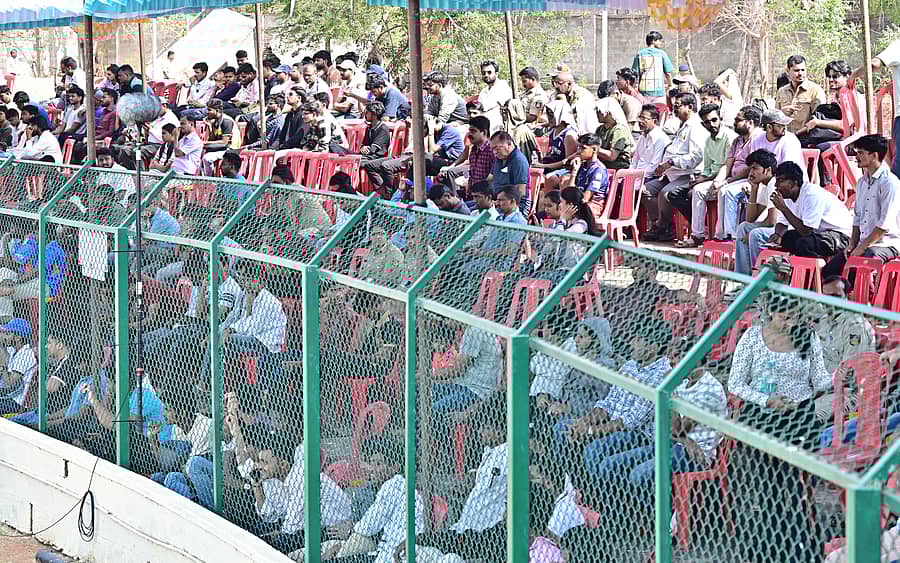 ಹುಬ್ಬಳ್ಳಿಯ ರಾಜನಗರದ ಕೆಎಸ್‌ಸಿಎ ಕ್ರೀಡಾಂಗಣದಲ್ಲಿ ರಣಜಿ ಟ್ರೋಫಿ ಕ್ರಿಕೆಟ್ ಟೂರ್ನಿಯ ಕರ್ನಾಟಕ ಮತ್ತು ಜಮ್ಮು –ಕಾಶ್ಮೀರ ನಡುವಿನ ಫೈನಲ್ ಪಂದ್ಯವನ್ನು ಪ್ರೇಕ್ಷಕರು ವೀಕ್ಷಿಸಿದರು
