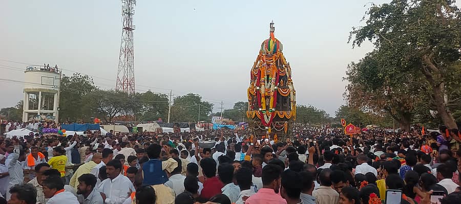 ತಾವರಗೇರಾ ಸಮೀಪದ ಎಂ ಗುಡದೂರು ಗ್ರಾಮದ ದೊಡ್ಡಬಸವೇಶ್ವರ ಜಾತ್ರಾ ಮಹೋತ್ಸವ ಪ್ರಯುಕ್ತ ಮಂಗಳವಾರ ಸಂಜೆ ಮಹಾರಥೋತ್ಸವ ಜರುಗಿತು