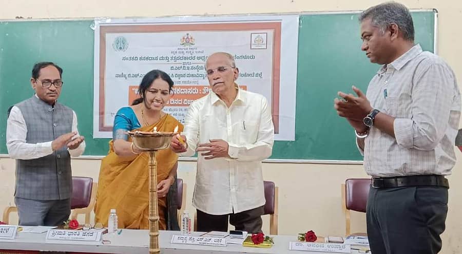 ಜಮಖಂಡಿಯ ಬಿಎಲ್ಡಿಇ ಸಂಸ್ಥೆಯ ವಾಣಿಜ್ಯ, ಬಿಎಚ್ಎಸ್ ಕಲೆ ಮತ್ತು ಟಿಜಿಪಿ ವಿಜ್ಞಾನ ಮಹಾವಿದ್ಯಾಲಯದ ಆಯೋಜಿಸಿದ್ದ ‘ಬಸವಣ್ಣ ಮತ್ತು ಕನಕದಾಸರು: ತೌಲನಿಕ ನೋಟ’ ವಿಚಾರ ಸಂಕಿರಣವನ್ನು ಪ್ರೊ.ಎಸ್.ಎಚ್.ಲಗಳಿ ಉದ್ಘಾಟಿಸಿದರು