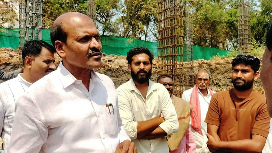 ಕೊಟ್ಟೂರಿನಲ್ಲಿ ನಡೆಯುತ್ತಿರುವ ಪ್ರಜಾಸೌಧ ಕಟ್ಟಡದ ಕಾಮಗಾರಿ ಸ್ಥಳಕ್ಕೆ ಸೋಮವಾರ ಶಾಸಕ ಕೆ.ನೇಮರಾಜನಾಯ್ಕ ಭೇಟಿ ನೀಡಿ ಪರಿಶೀಲಿಸಿದರು