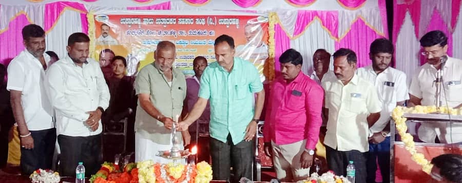 ಚಿಕ್ಕನಾಯಕನಹಳ್ಳಿ ತಾಲ್ಲೂಕಿನ ಉಪ್ಪಾರಳ್ಳಿಯಲ್ಲಿ ನೂತನ ನಂದಿನಿ ಹಾಲು ಉತ್ಪಾದಕರ ಸಹಕಾರ ಸಂಘವನ್ನು ಜೆ.ಸಿ ಮಾಧುಸ್ವಾಮಿ ಉದ್ಘಾಟಿಸಿದರು