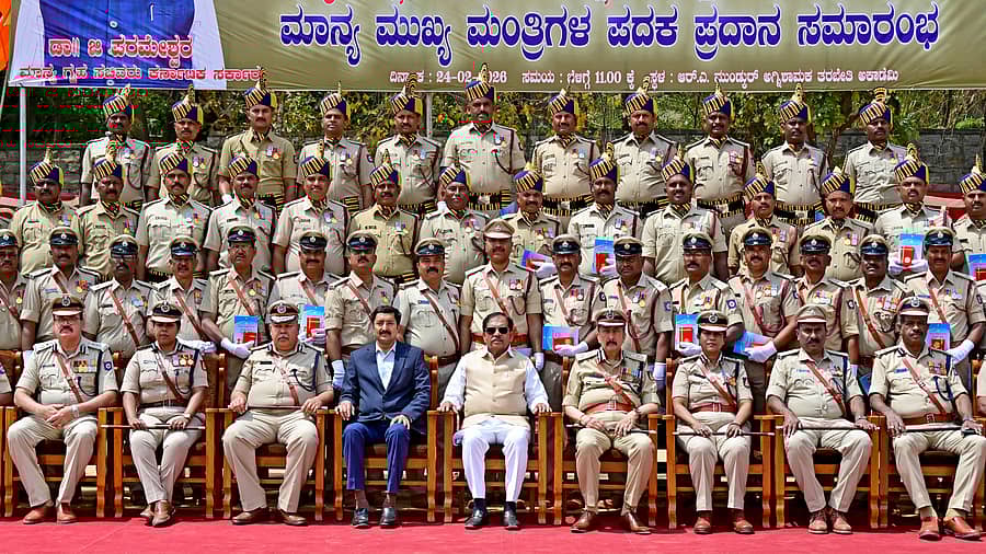 ಬೆಂಗಳೂರಿನಲ್ಲಿ ಮಂಗಳವಾರ ಏರ್ಪಡಿಸಿದ್ದ ಸಮಾರಂಭದಲ್ಲಿ ಅಗ್ನಿಶಾಮಕ, ಗೃಹ ರಕ್ಷಕ, ರಾಜ್ಯ ವಿಪತ್ತು ಸ್ಪಂದನಾ ಪಡೆ ಅಧಿಕಾರಿ ಮತ್ತು ಸಿಬ್ಬಂದಿಗೆ ‘ಮುಖ್ಯಮಂತ್ರಿ ಪದಕ’ ಪ್ರದಾನ ಮಾಡಲಾಯಿತು. ಜಿ.ಪರಮೇಶ್ವರ, ಕೆ.ವಿ. ಶರತ್ಚಂದ್ರ, ಪ್ರಶಾಂತ್ ಕುಮಾರ್ ಠಾಕೂರ್ ಉಪಸ್ಥಿತರಿದ್ದರು -ಪ್ರಜಾವಾಣಿ ಚಿತ್ರ