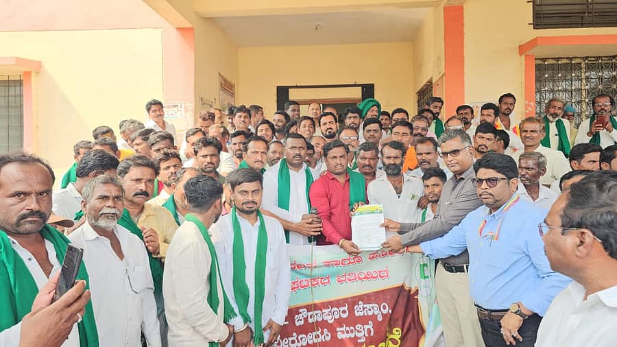 ಅಫಜಲಪುರದಲ್ಲಿ ವಿವಿಧ ಬೇಡಿಕೆ ಈಡೇರಿಸಲು ಆಗ್ರಹಿಸಿ ಹಸಿರು ಸೇನೆಯ ಕಾರ್ಯಕರ್ತರು ಜೆಸ್ಕಾಂ ಎಇಇ ಹಾಗೂ ತಹಶೀಲ್ದಾರ್‌ ಸಂಜುಕುಮಾರ ದಾಸರ್ ಅವರಿಗೆ ಮನವಿ ಪತ್ರ ಸಲ್ಲಿಸಿದರು