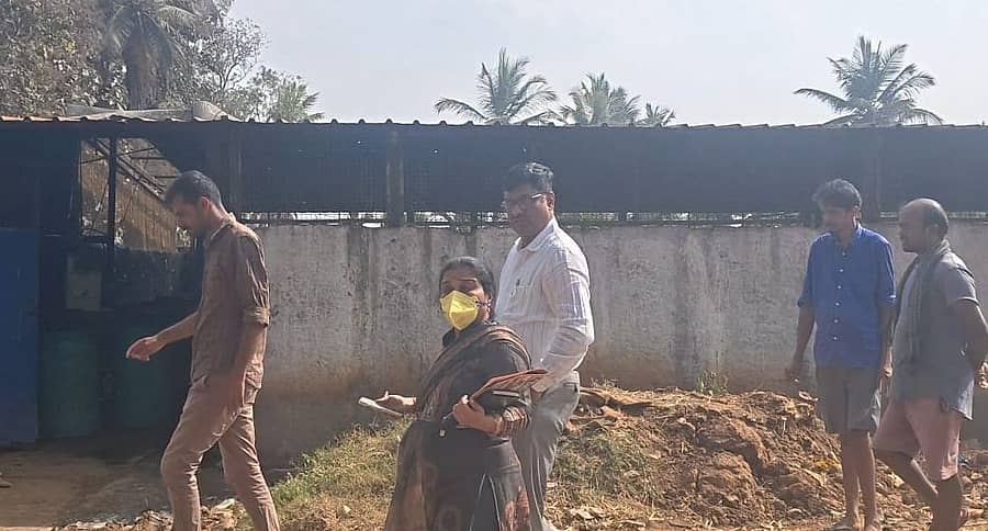 ದೊಡ್ಡಬಳ್ಳಾಪುರ ತಾಲ್ಲೂಕಿನ ಬೈರಸಂದ್ರ ಗ್ರಾಮದಲ್ಲಿನ ಹಂದಿ ಶೆಡ್‌ಗೆ ಭೇಟಿ ನೀಡಿದ ಮಾಲಿನ್ಯ ನಿಯಂತ್ರಣ ಮಂಡಲಿ ಅಧಿಕಾರಿಗಳು ಪರಿಶೀಲನೆ ನಡೆಸಿದರು