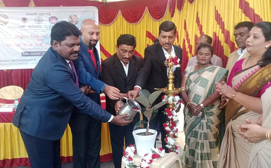 ದೊಡ್ಡಬಳ್ಳಾಪುರ ತಾಲ್ಲೂಕಿನ ತೂಬಗೆರೆ ಗ್ರಾಮದಲ್ಲಿ ಬಿ.ಎಂ.ಎಸ್ ಕಾನೂನು ಮಹಾವಿದ್ಯಾಲಯದಿಂದ ನಡೆದ ಕಾನೂನು ಅರಿವು ಮತ್ತು ನೆರವು ಕಾರ್ಯಕ್ರಮವನ್ನು ಹಿರಿಯ ಸಿವಿಲ್ ನ್ಯಾಯಾಧೀಶ ಪ್ರವೀಣ್.ಆರ್.ಜೆ.ಎಸ್ ಉದ್ಘಾಟಿಸಿದರು. ನ್ಯಾಯಾಧೀಶ ದಾಸರಿ ಕ್ರಾಂತಿ ಕಿರಣ್ ಇದ್ದರು