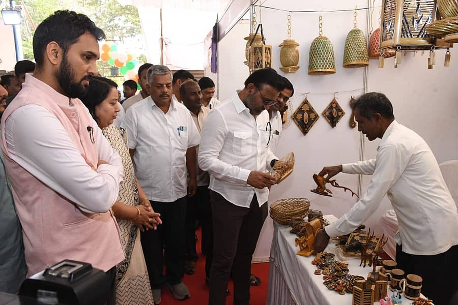 ಧಾರವಾಡದ ಕೆಸಿಡಿ ಕಾಲೇಜು ಮೈದಾನದಲ್ಲಿ ಏರ್ಪಡಿಸಿದ್ದ ಉದ್ಯೋಗ ಮೇಳದದಲ್ಲಿ ಜಿಲ್ಲಾ ಉಸ್ತುವಾರಿ ಸಚಿವ ಸಂತೋಷ ಲಾಡ್ ಕರಕುಶಲ ವಸ್ತುಗಳನ್ನು ವೀಕ್ಷಿಸಿದರು 