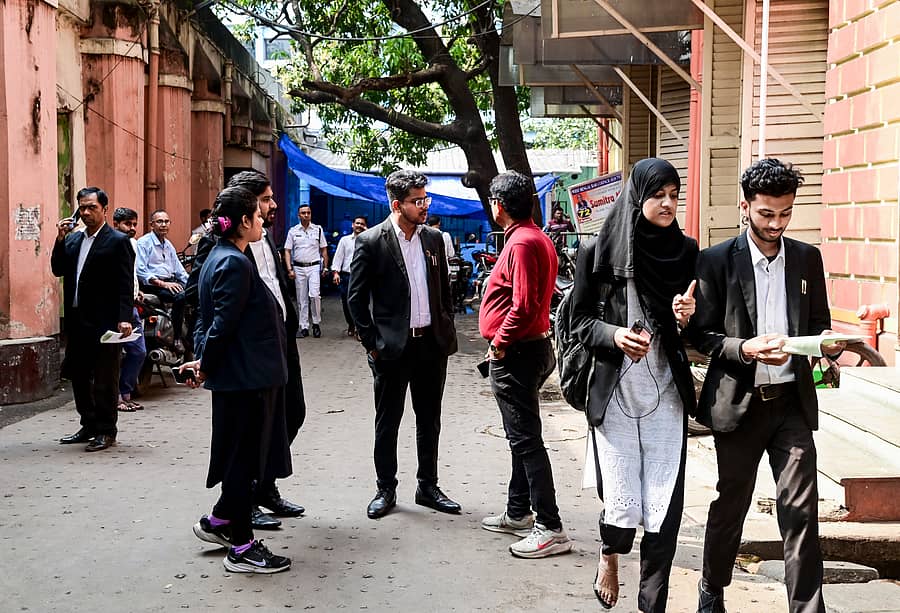 <div class="paragraphs"><p>ಬಾಂಬ್ ಬೆದರಿಕೆ ಕಾರಣ ಬ್ಯಾಂಕ್‌ಶಾಲ್ ನ್ಯಾಯಾಲಯದ ಹೊರಗೆ ವಕೀಲರು ನೆರೆದಿದ್ದರು </p></div>