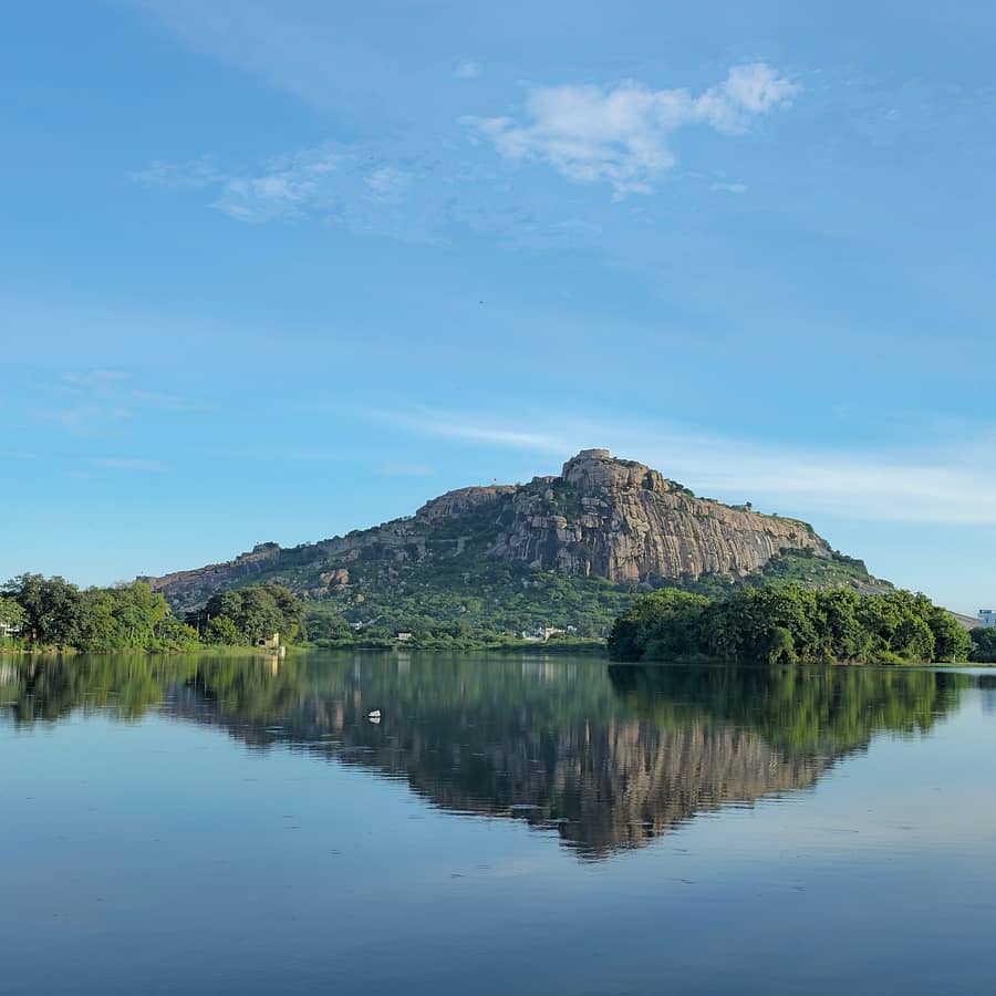 ಯಾದಗಿರಿ ನಗರದಲ್ಲಿನ ಕೆರೆ ಮತ್ತು ಐತಿಹಾಸಿಕ ಕೋಟೆಯ ಬೆಟ್ಟದ ದೃಶ್ಯ