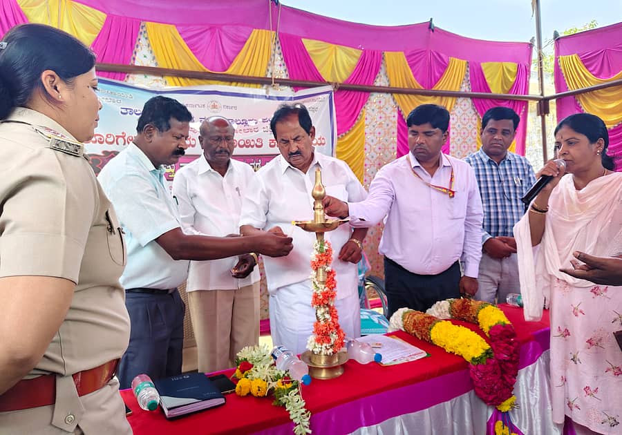 ಶ್ರೀನಿವಾಸಪುರ ತಾಲ್ಲೂಕಿನ ಕೂರಿಗೇಪಲ್ಲಿಯಲ್ಲಿ ಮಂಗಳವಾರ ‘ತಾಲ್ಲೂಕು ಆಡಳಿತದ ನಡೆ ಗ್ರಾಮದ ಕಡೆ’ ಕಾರ್ಯಕ್ರಮವನ್ನು ಶಾಸಕ ಜಿ.ಕೆ.ವೆಂಕಟಶಿವಾರೆಡ್ಡಿ ಉದ್ಘಾಟಿಸಿದರು