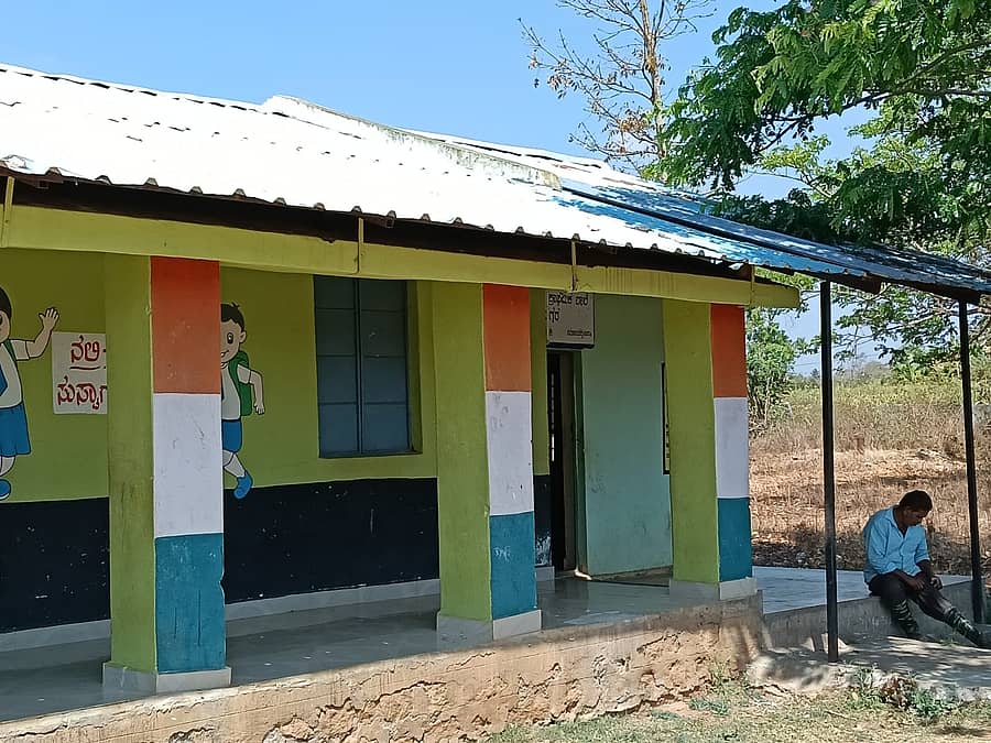 ಕೊಣನೂರು ಸಮೀಪದ ನೆಹರು ನಗರದ ಶಾಲೆಯು ಮಕ್ಕಳಿಲ್ಲದೆ ಬಿಕೋ ಎನ್ನುತ್ತಿದೆ.