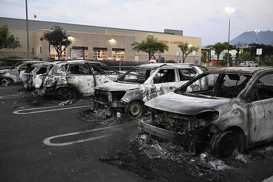 <div class="paragraphs"><p>ಮೆಕ್ಸಿಕೊದ ಹಾಲಿಸ್ಕೊ ರಾಜ್ಯದ ಪೊರ್ಟೊ ವಲ್ಲಾರ್ಟಾದ ವಾಣಿಜ್ಯ ಮಳಿಗೆಯೊಂದರ ಪಾರ್ಕಿಂಗ್‌ ಸ್ಥಳದಲ್ಲಿ ನಿಲ್ಲಿಸಿದ್ದ ವಾಹನಗಳು ಬೆಂಕಿಯಿಂದ ಸುಟ್ಟು ಕರಕಲಾಗಿವೆ.</p></div>