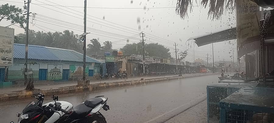 ಹಾವೇರಿ ತಾಲ್ಲೂಕಿನ ಗುತ್ತಲದಲ್ಲಿ ಮಂಗಳವಾರ ಸಂಜೆ ಮಳೆ ಸುರಿಯಿತು