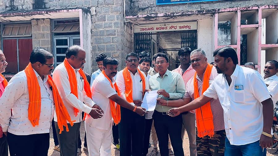 ಇಳಕಲ್‌ನಲ್ಲಿ ಕರ್ನಾಟಕ ಕ್ಷತ್ರೀಯ ಮರಾಠ ಷರಿಷತ್ತಿನ ತಾಲ್ಲೂಕು ಘಟಕದಿಂದ ತಹಶೀಲ್ದಾರ್ ಅಮರೇಶ ಪಮ್ಮಾರ ಅವರಿಗೆ ಮಂಗಳವಾರ ಮನವಿ ಸಲ್ಲಿಸಲಾಯಿತು