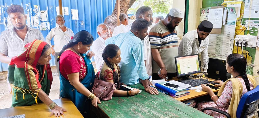 ಅಫಜಲಪುರ ರೈತ ಸಂಪರ್ಕ ಕೇಂದ್ರದಲ್ಲಿ ರೈತರು ಮಂಗಳವಾರ ಕೇಂದ್ರ ಮತ್ತು ರಾಜ್ಯ ಸರ್ಕಾರದ ಸೌಲಭ್ಯ ಪಡೆದುಕೊಳ್ಳಲು ಇ–ಕೆವೈಸಿ ಮಾಡುತ್ತಿರುವುದು