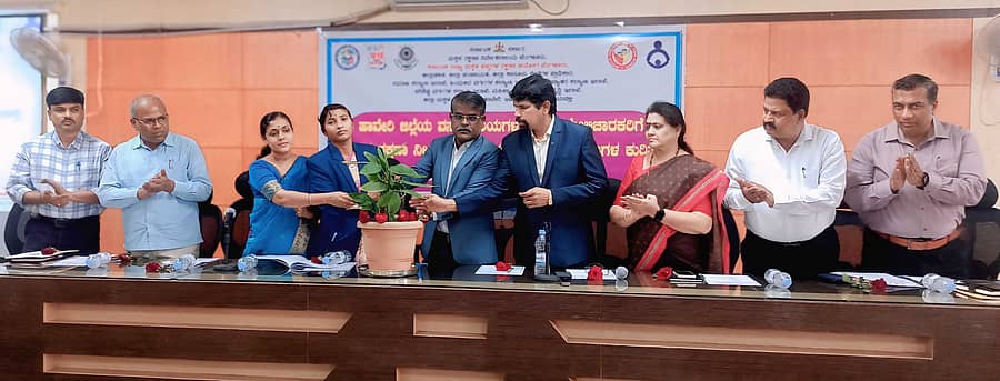 ಹಾವೇರಿ ಜಿಲ್ಲಾಧಿಕಾರಿ ಕಚೇರಿ ಸಭಾಂಗಣದಲ್ಲಿ ಮಂಗಳವಾರ ಹಮ್ಮಿಕೊಂಡಿದ್ದ ‘ಮಕ್ಕಳ ರಕ್ಷಣಾ ನೀತಿ ಹಾಗೂ ಮಕ್ಕಳ ಸಂರಕ್ಷಣಾ ಕಾಯ್ದೆ’ ಕುರಿತ ಒಂದು ದಿನದ ತರಬೇತಿ ಕಾರ್ಯಾಗಾರವನ್ನು ರಾಜ್ಯ ಮಕ್ಕಳ ಹಕ್ಕುಗಳ ರಕ್ಷಣಾ ಆಯೋಗದ ಸದಸ್ಯ ಶೇಖರಗೌಡ ರಾಮತ್ನಾಳ ಉದ್ಘಾಟಿಸಿದರು