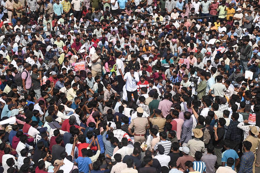 ಧಾರವಾಡದ ಜುಬಿಲಿ ವೃತ್ತದಲ್ಲಿ ನಡೆದ ಪ್ರತಿಭಟನೆಯಲ್ಲಿ ಅಕ್ಸಾ ಅಧ್ಯಕ್ಷ ಕಾಂತಕುಮಾರ್‌ ಮಾತನಾಡಿದರು  –ಚಿತ್ರ: ಬಿ.ಎಂ.ಕೇದಾರನಾಥ