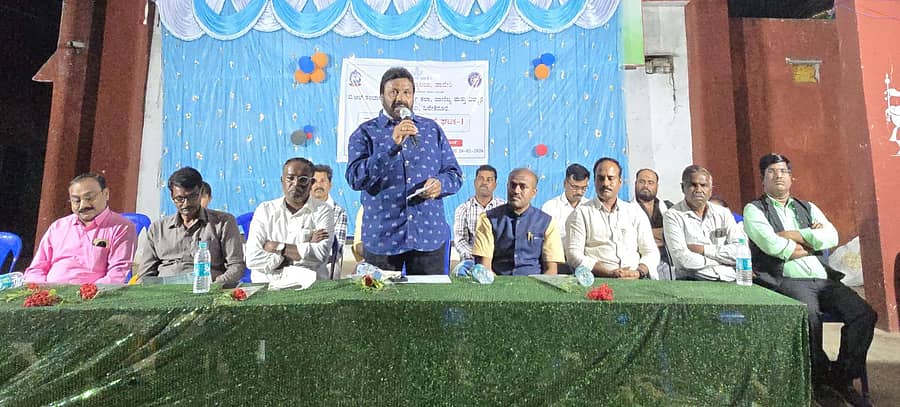 ಹಿರೇಕೆರೂರ ಪಟ್ಟಣದ ಬಿ.ಆರ್. ತಂಬಾಕದ ಪ್ರಥಮ ದರ್ಜೆ ಕಲಾ, ವಾಣಿಜ್ಯ ಮತ್ತು ವಿಜ್ಞಾನ ಮಹಾವಿದ್ಯಾಲಯ ವತಿಯಿಂದ ತಾಲ್ಲೂಕಿನ ನೂಲಗೇರಿ ಗ್ರಾಮದಲ್ಲಿ ಸೋಮವಾರ ಹಮ್ಮಿಕೊಂಡಿದ್ದ ರಾಷ್ಟ್ರೀಯ ಸೇವಾ ಯೋಜನೆ ಘಟಕದ ವಾರ್ಷಿಕ ವಿಶೇಷ ಶಿಬಿರದಲ್ಲಿ ಮಾಜಿ ಸಚಿವ ಬಿ.ಸಿ. ಪಾಟೀಲ ಮಾತನಾಡಿದರು 