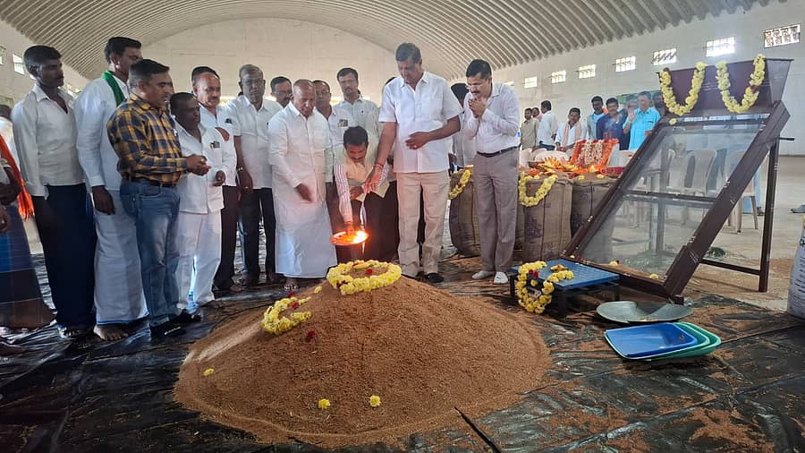 ಹೊಸದುರ್ಗ ಪಟ್ಟಣದ ಎಪಿಎಂಸಿ ಆವರಣದಲ್ಲಿ ಮಂಗಳವಾರ ಕನಿಷ್ಠ ಬೆಂಬಲ ಬೆಲೆಯಲ್ಲಿ ರಾಗಿ ಖರೀದಿಗೆ ಆಹಾರ ಶಾಸಕ ಬಿ.ಜಿ. ಗೋವಿಂದಪ್ಪ ಚಾಲನೆ ನೀಡಿದರು