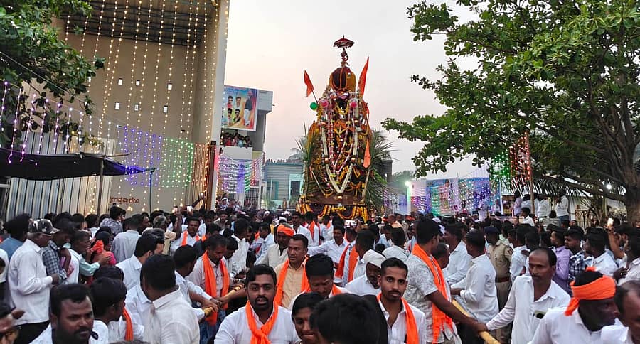 ಲಿಂಗಸುಗೂರು ತಾಲ್ಲೂಕಿನ ಈಚನಾಳ ಗ್ರಾಮದಲ್ಲಿ ಗದ್ದೆಮ್ಮದೇವಿ ರಥೋತ್ಸವ ವಿಜೃಂಬಣೆಯಿಂದ ಜರುಗಿತು