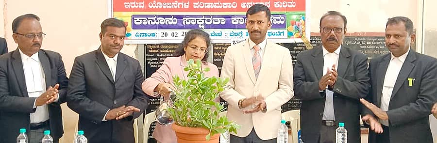 ಬ್ಯಾಡಗಿ ಪಟ್ಟಣದ ನ್ಯಾಯಾಲಯದ ಆವರಣದಲ್ಲಿ ಈಚೆಗೆ ಹಮ್ಮಿಕೊಂಡಿದ್ದ ಕಾನೂನು ಸಾಕ್ಷರತಾ ಕಾರ್ಯಕ್ರಮವನ್ನು ನ್ಯಾಯಾಧೀಶೆ ರಾಜೇಶ್ವರಿ ಪುರಾಣಿಕ ಉದ್ಘಾಟಿಸಿದರು